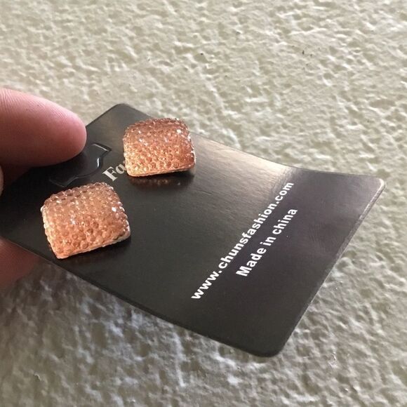 Textured Gem Cluster Square Stud Earrings (H15) - Picture 4 of 5